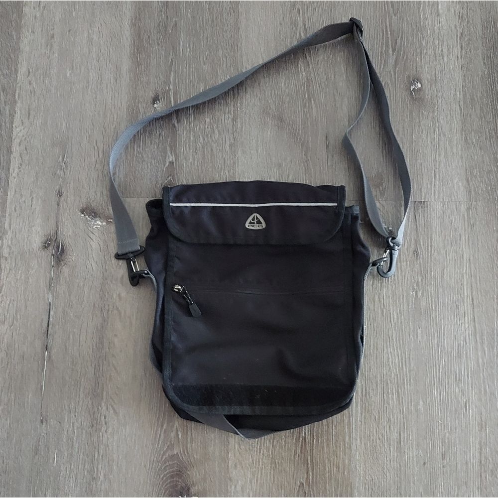 Vintage 00’s Nike ACG Messenger Bag